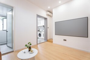 Suite, 2 chambres | Salle de séjour | Télévision