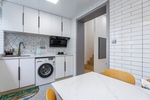 Suite, 2 chambres | Cuisine privée | Réfrigérateur, micro-ondes, cuiseur de riz