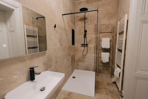 Secador de cabelo, toalhas de banho, sabonete, papel higiênico