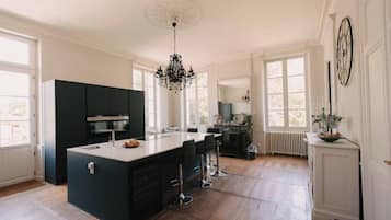 Een microgolfoven, een oven, een kookplaat, een vaatwasser