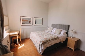 9 chambres, fer et planche à repasser, Wi-Fi, draps fournis