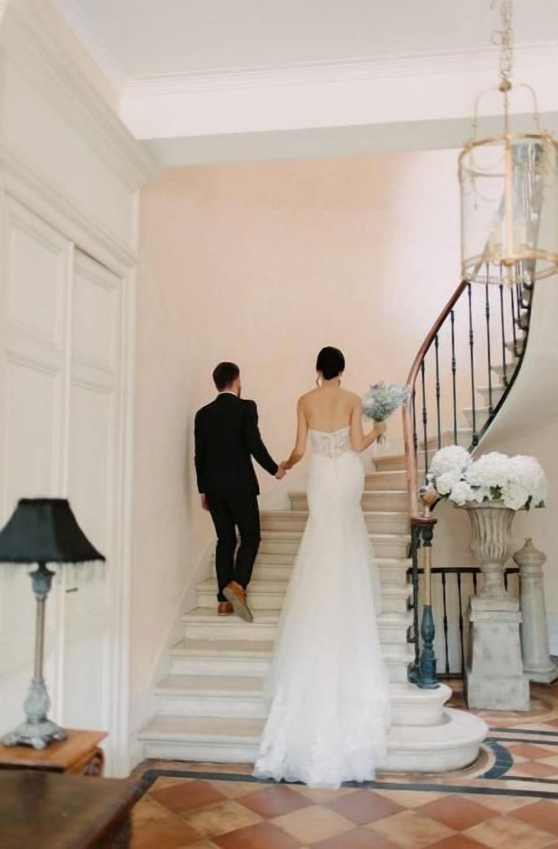 Un couple monte un escalier dans le hall d’un hôtel.