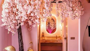 Suite, balcone, vista città | Una cassaforte in camera, tende oscuranti, insonorizzazione