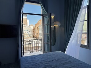 ห้องสวีท, ระเบียง, วิวเมือง | ตู้นิรภัยในห้องพัก, ผ้าม่านกันแสง, ห้องเก็บเสียง, เตารีด/โต๊ะรีดผ้า