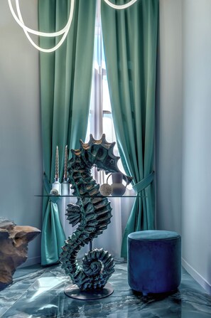 Suite, balcon, vue ville | Coffres-forts dans les chambres, rideaux occultants