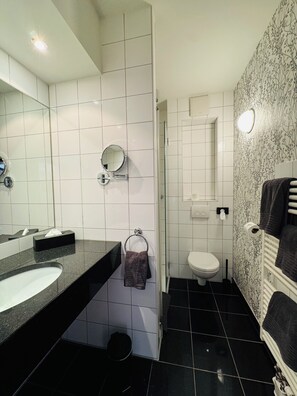 Superior Room | Bathroom | Shower, towels, soap, shampoo