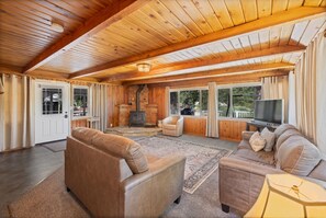 Smart TV, fireplace - Relaxing Bass Lake Retreat – Welcome to your perfect mountain getaway! (Bass Lake)