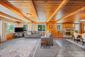 Smart TV, fireplace