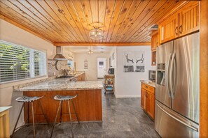 Fridge, microwave, oven, stovetop - Relaxing Bass Lake Retreat – Welcome to your perfect mountain getaway! (Bass Lake)
