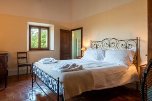 4 bedrooms, iron/ironing board, WiFi, bed sheets