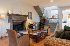 TV, fireplace, DVD player, stereo