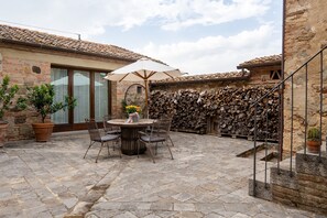 Outdoor dining - Podere i Prati – Luxury Pool Farmhouse in Val d'Orcia (Chianciano Terme)