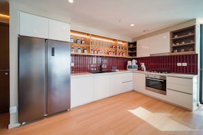 Appartement Luxe, balcon, vue ville | Cuisine privée | Grand réfrigérateur, micro-ondes, four, plaque de cuisson