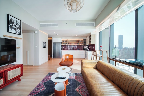 Appartement Luxe, balcon, vue ville | Coin séjour | TV connectée