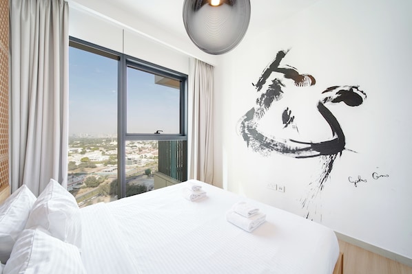 Appartement Luxe, balcon, vue ville | Couette en duvet d'oie, coffres-forts dans les chambres