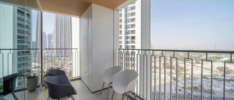 Luxury-Apartment, Balkon, Stadtblick | Balkon