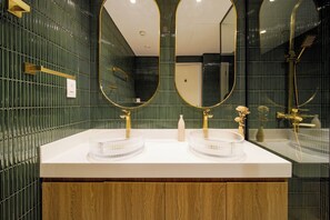 Appartement Luxe, balcon, vue ville | Salle de bain | Douche, douche à « effet pluie », sÚche-cheveux, bidet