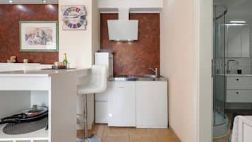 Kühlschrank, Herdplatte, Wasserkocher mit Kaffee-/Teezubehör