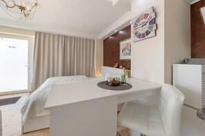 1 bedroom, WiFi, bed sheets - City Apartment with Wi-Fi (Sankt Wendel)