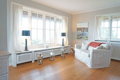 Casa de vacaciones 'Reetdachhaus' con vistas al mar, terraza privada y Wi-Fi