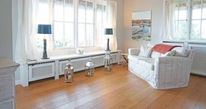 Casa de vacaciones 'Reetdachhaus' con vistas al mar, terraza privada y Wi-Fi