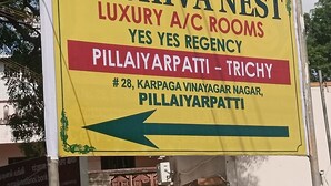 Shiva Nest Luxury A/C Rooms -hotellin kyltti, samoin kuin Yes Yes Regency -hotellin kyltti, sijaitsee osoitteessa #28, Karpaga Vinayagar Nagar, Pillaiyarpatti, Pillaiyarpatti – Trichy.