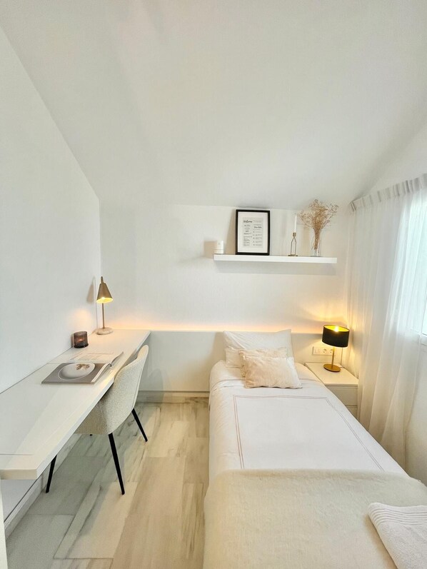 1 dormitorio, tabla de planchar con plancha, wifi y ropa de cama