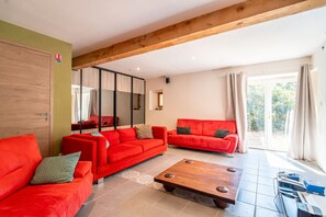 TV, tavolo da ping pong