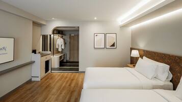 Cofres nos quartos, escrivaninha, cortinas blackout
