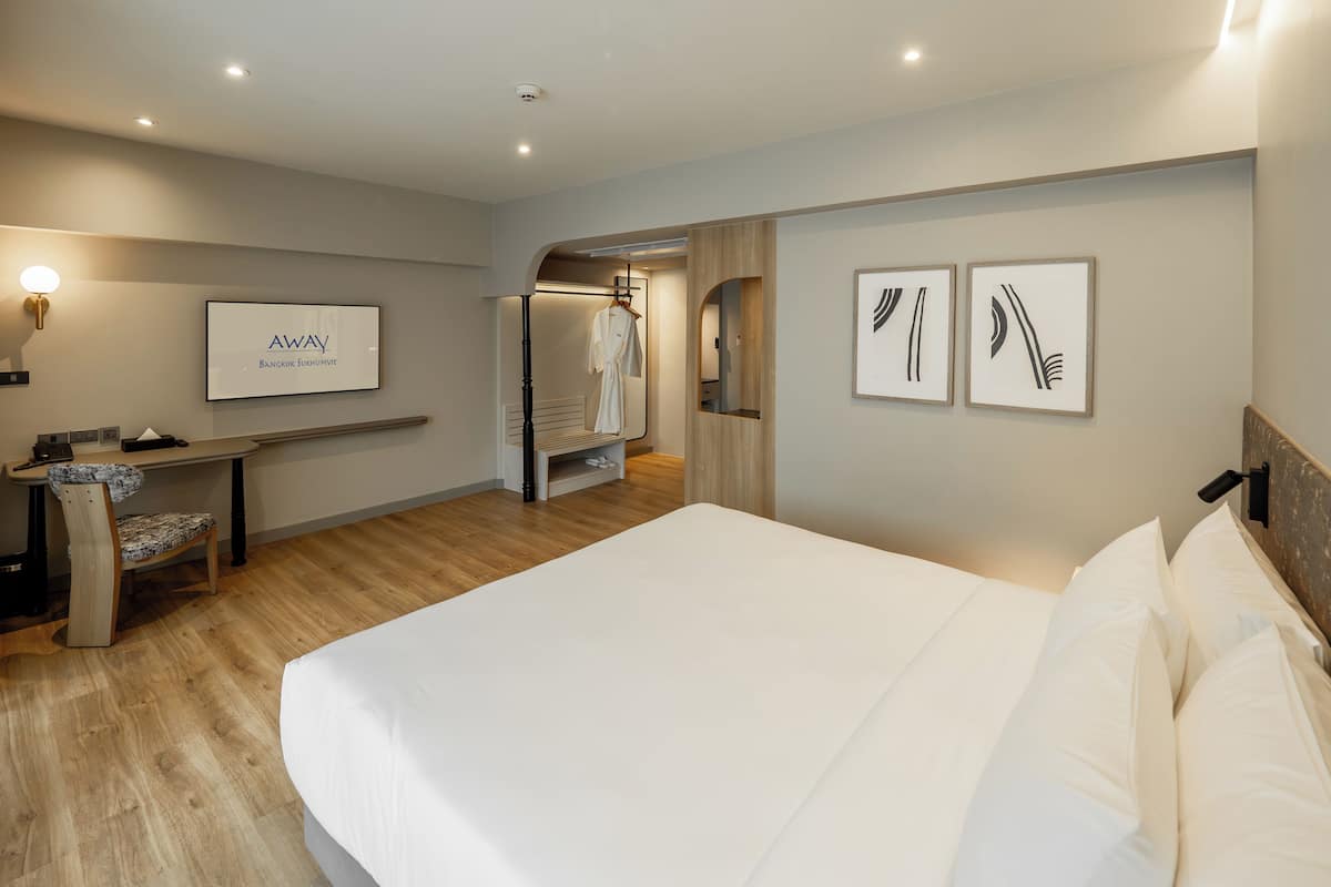 Suite Double Room | In-room safe, desk, blackout curtains, iron/ironing board