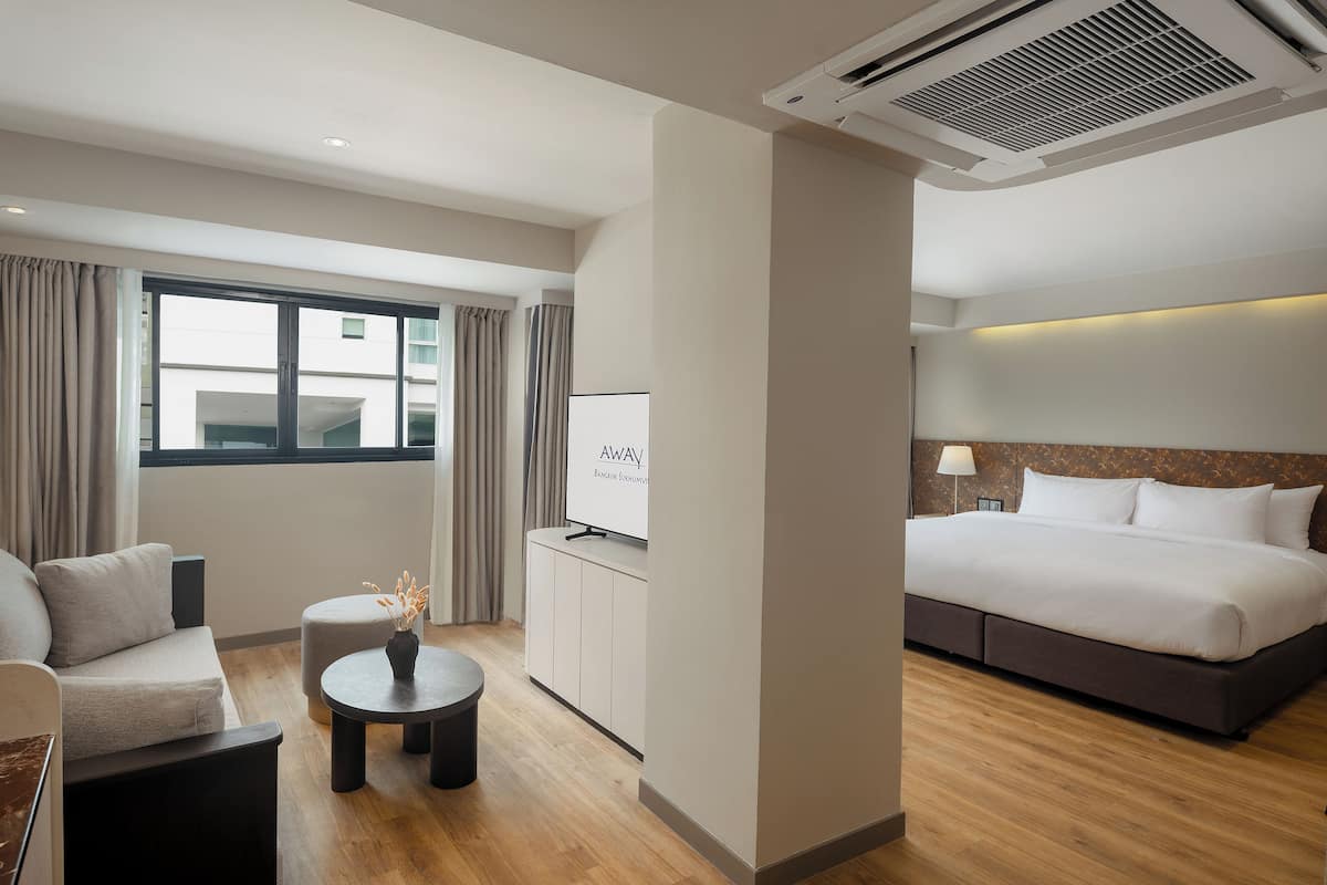 Suite Double Room | Värdeförvaringsskåp på rummet, skrivbord och mörkläggningsgardiner