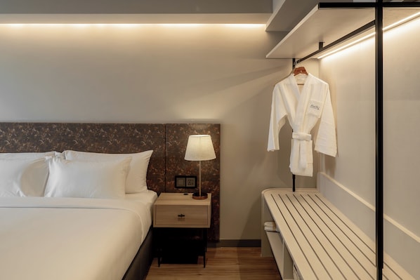 Quarto superior | Cofres nos quartos, escrivaninha, cortinas blackout
