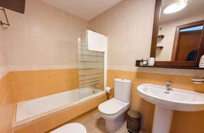 Shower, hair dryer, towels - CIS01 • Pool View • South Facing • Roof Terrace (Ayamonte)