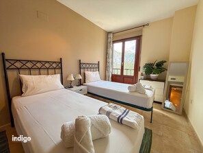 2 chambres, fer et planche à repasser, Wi-Fi gratuit, draps fournis