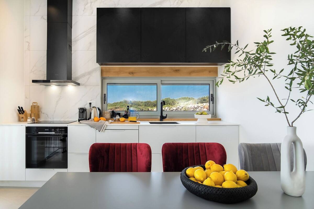 Private kitchen | Full-sized fridge, oven, stovetop, dishwasher