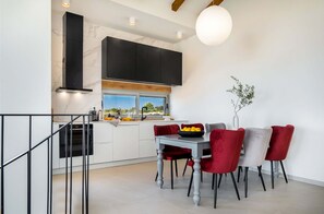 Full-size fridge, oven, stovetop, dishwasher