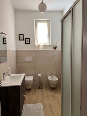 Douche, bidet, serviettes fournies, savon