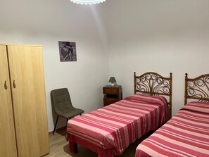 2 chambres, fer et planche à repasser, Wi-Fi, draps fournis