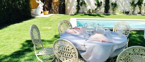 تناول الطعام بالخارج