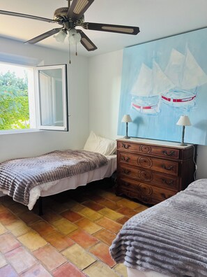 4 bedrooms, iron/ironing board, WiFi, bed sheets