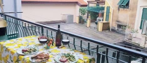 تناول الطعام بالخارج