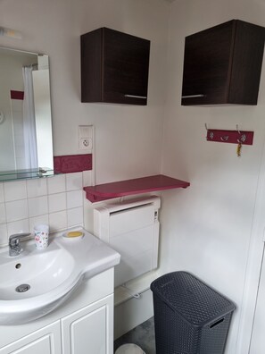SĂšche-cheveux, bidet, serviettes fournies, papier toilette