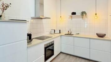 Kühlschrank, Mikrowelle, Ofen, Herdplatte