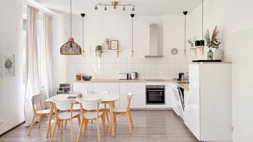 Een koelkast, een magnetron, een oven, een kookplaat