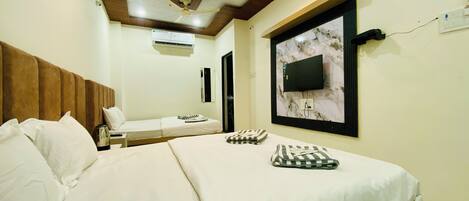 Deluxe Quadruple Room | Laptop workspace, free WiFi