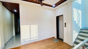 Coin salon dans le hall