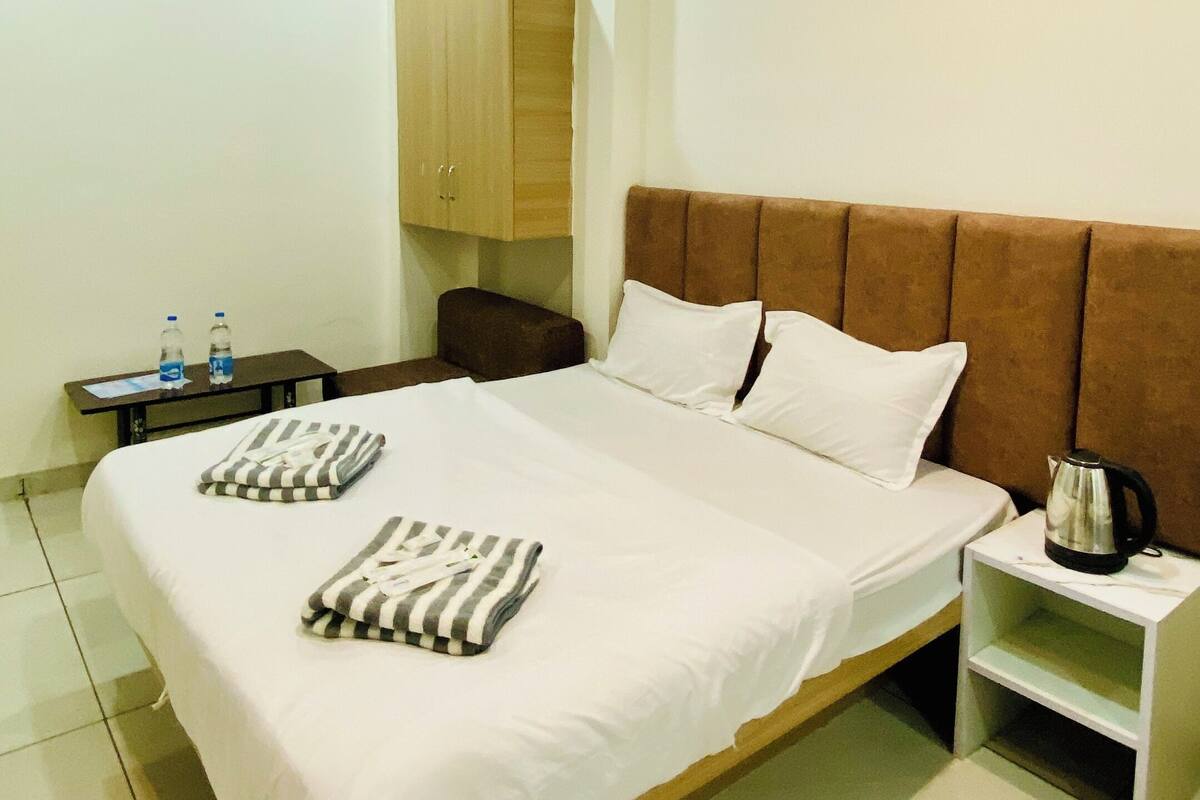Deluxe Double Room | Laptop workspace, free WiFi