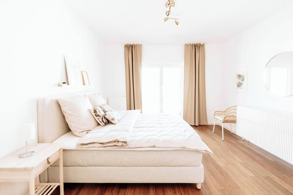 Travel crib, WiFi, bed sheets