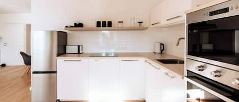 Kühlschrank, Mikrowelle, Ofen, Herdplatte