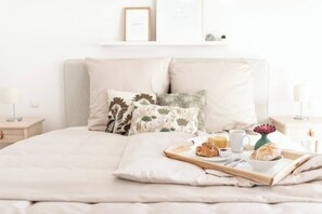 Travel crib, WiFi, bed sheets